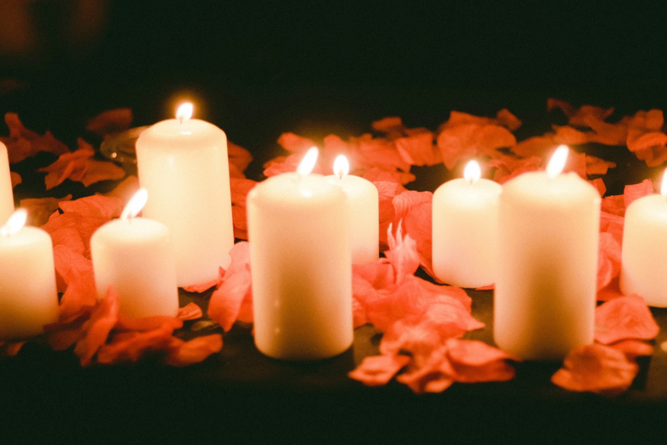 Velas y petalos preparados para un ritual de amor